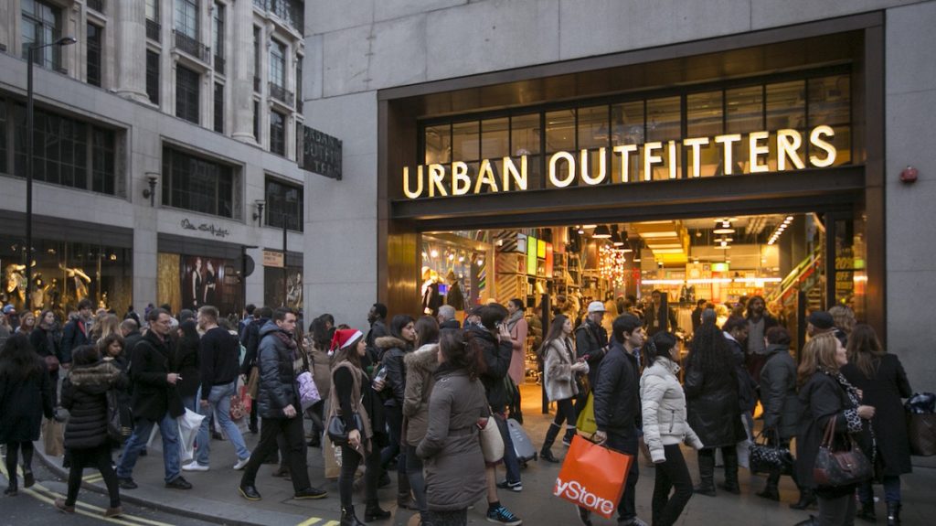 Urban outfitters invierte en estrategias para atraer nuevos clientes.