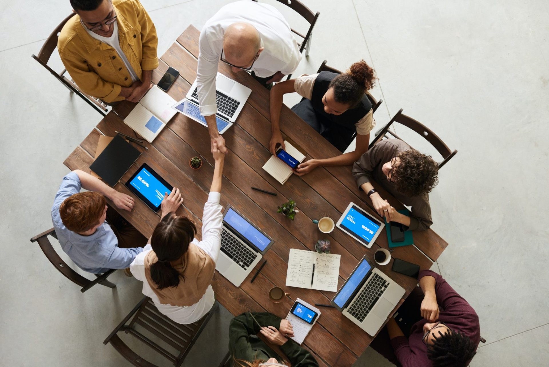 Desafíos que enfrentan las empresas al adoptar el comercio conversacional