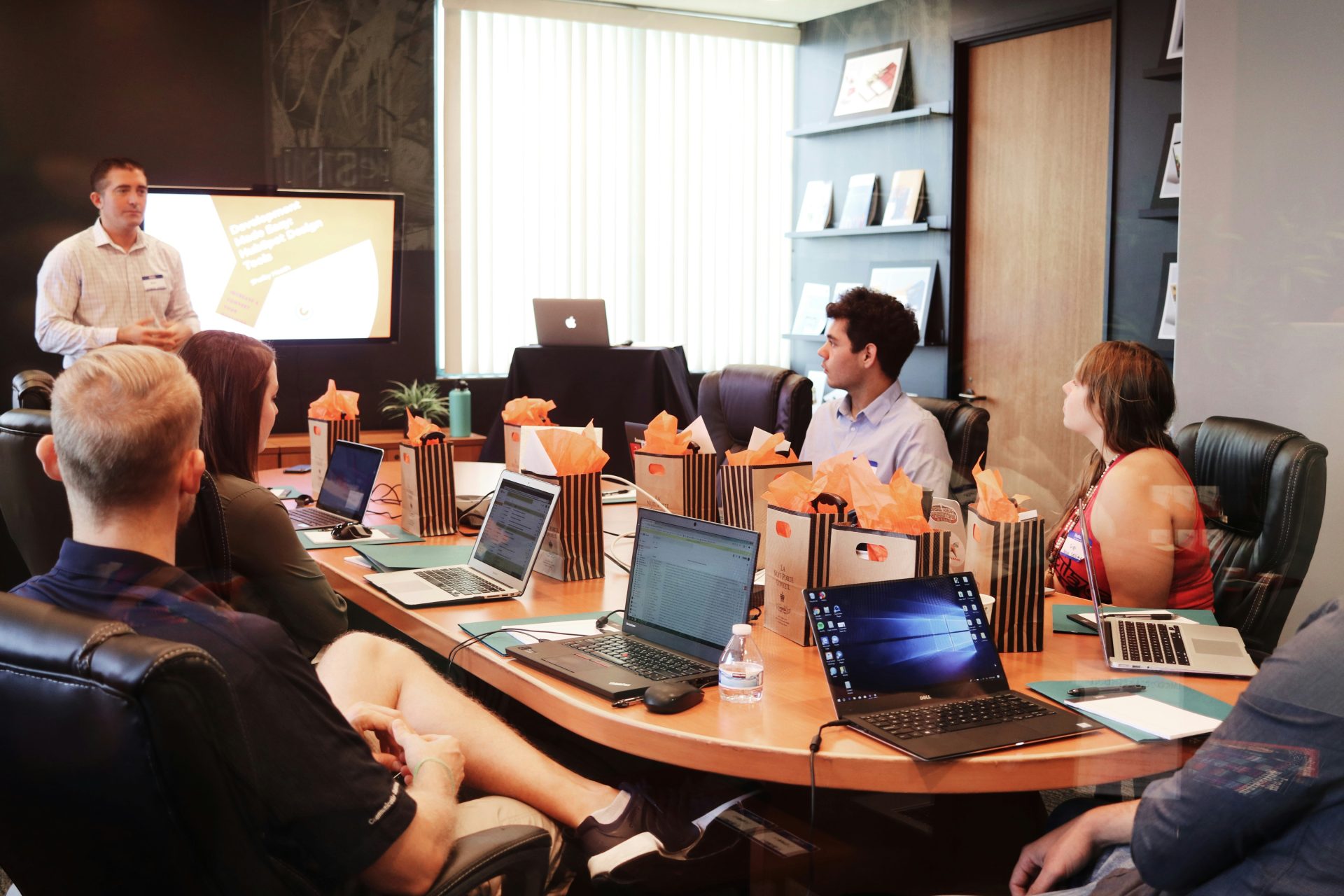 Hubspot vs salesforce: ¿cuál es mejor para tu equipo de ventas?